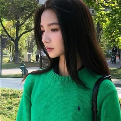 与一位女士合影